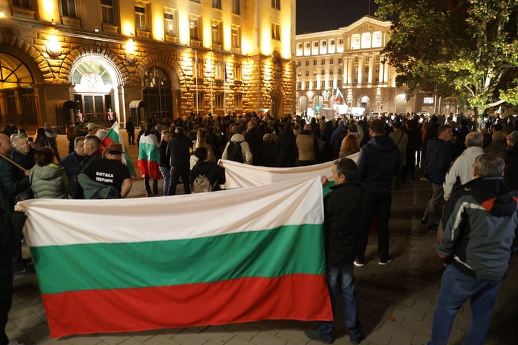 Citizens Protest Outside Presidential Administration Demanding New and Fair Elections