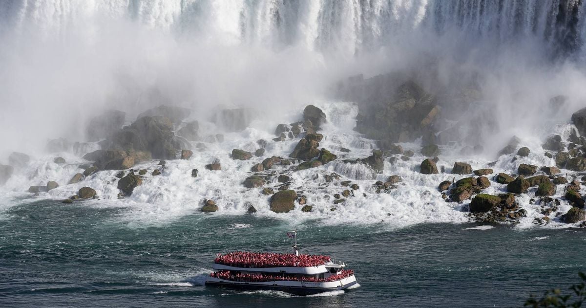 Niagara Falls: Tributes flow for mother and two children who died after jumping from waterfall