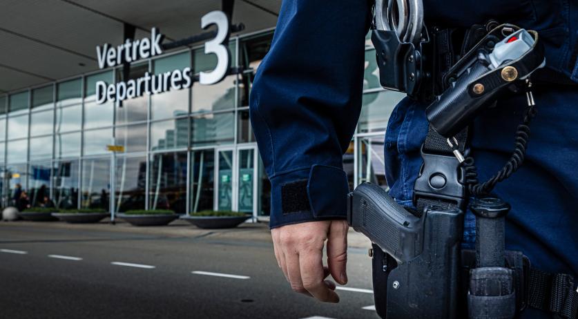 Five minors arrested after a gun was seen on a train in Schiphol