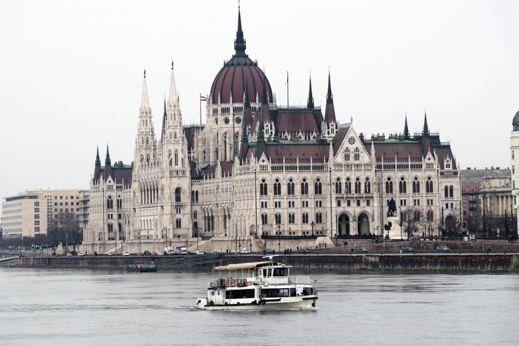 Hungarian Parliament again extends the state of emergency