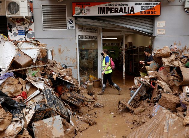 Spain deploys 2,500 more troops as anger grows at Valencia flood response