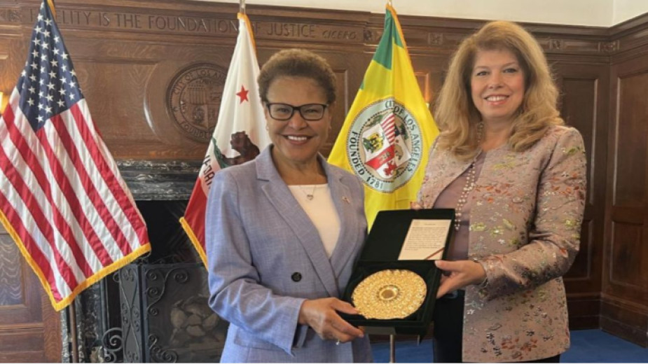 Vice President Iotova presents replica of a Thracian phial to the mayor of Los Angeles