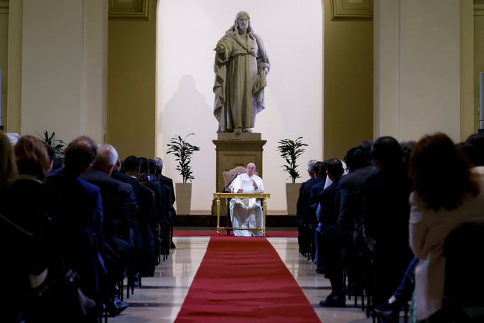 Pope visits Pontifical Gregorian University