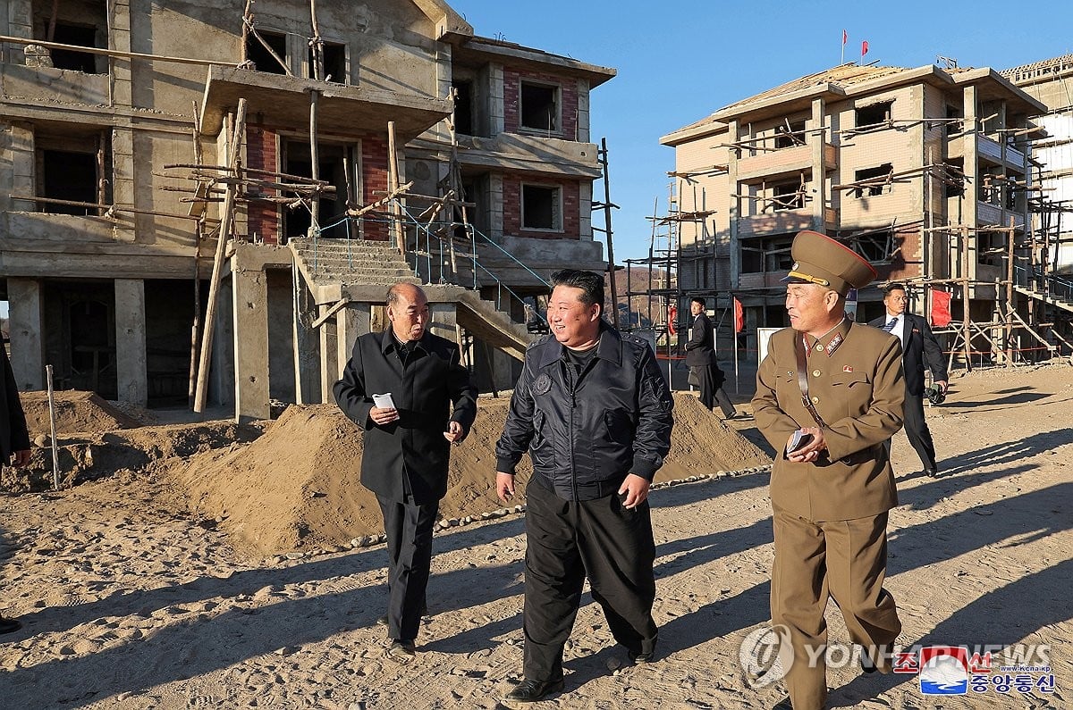 (LEAD) N. Korean leader urges completion of flood rehabilitation before Dec. party meeting