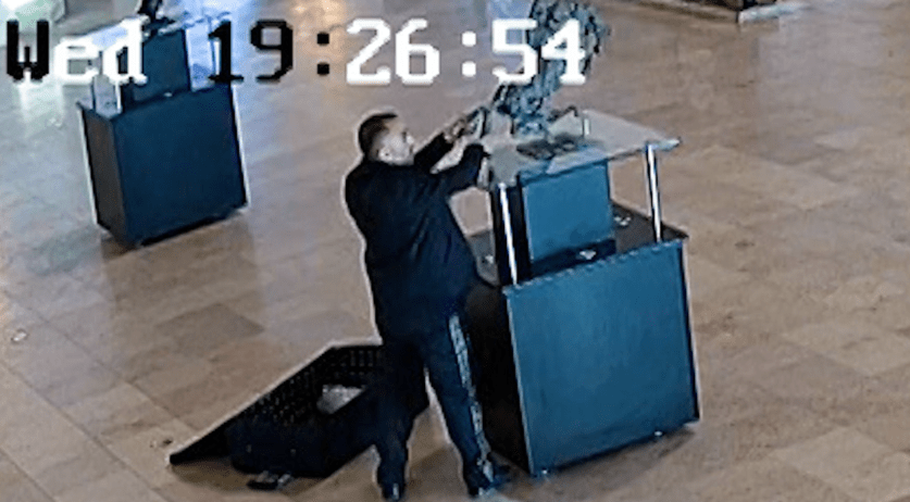 Artwork stolen from Schevening hotel; Man walked out with 50 kg statue in suitcase 