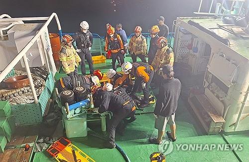 (3rd LD) 2 dead, 12 missing after fishing boat sinks off Jeju Island