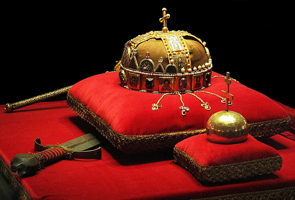 Hungarian coronation regalia in peril, immediate replacement required