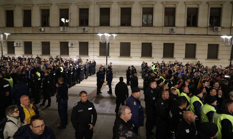 Two Opposing Protests Outside National Theatre End Without Clashes 