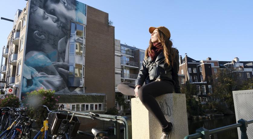 Street artist aims to promote LGBTQIA+ emancipation with Amsterdam mural of kissing men