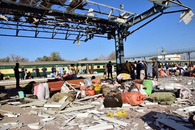 25 killed in blast at railway station in Pakistan