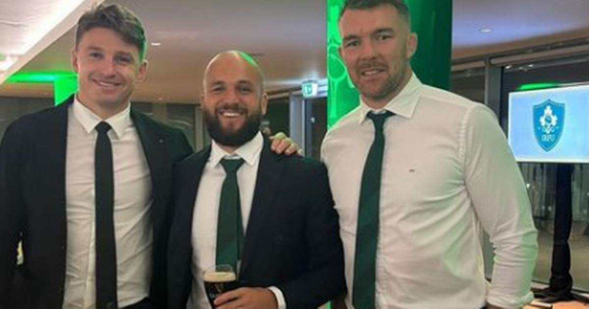 Beauden Barrett teases Peter O'Mahony over gardening as players pose for photos