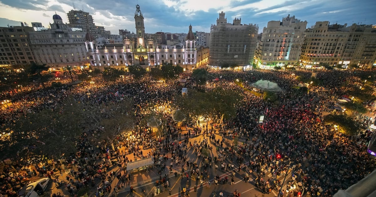 Spain: Tens of thousands protest in Valencia over handling of fatal flooding by authorities