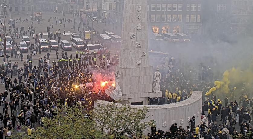 Footage shows Maccabi supporters attack Amsterdammers