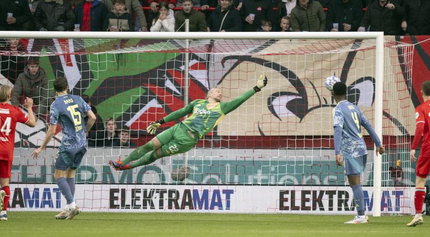 Exciting match between FC Twente and Ajax finishes 2-2