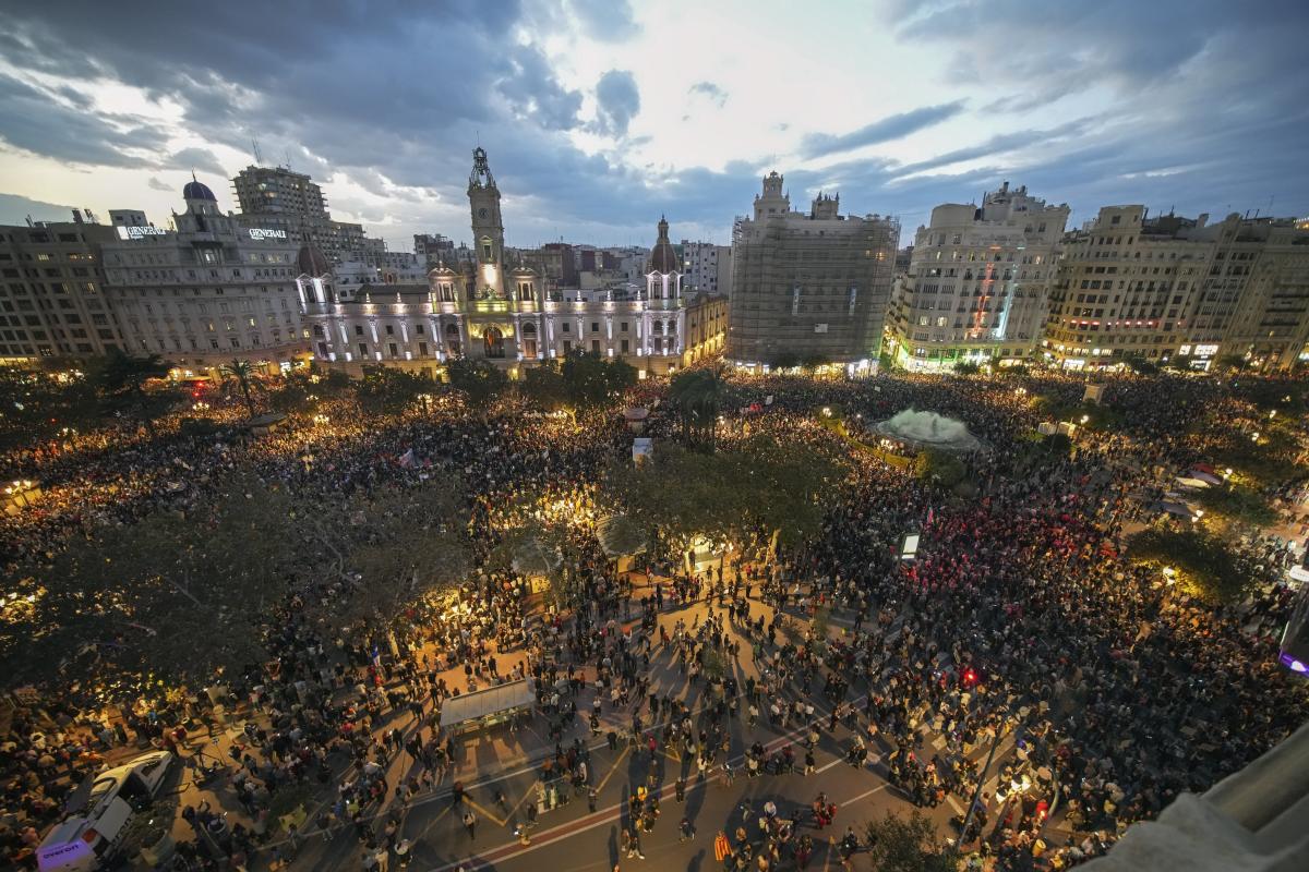 Thousands of Spaniards demand the resignation of Valencia leader for bungling flood response