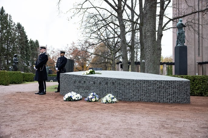 Grave memorial for Ahtisaari unveiled in Helsinki