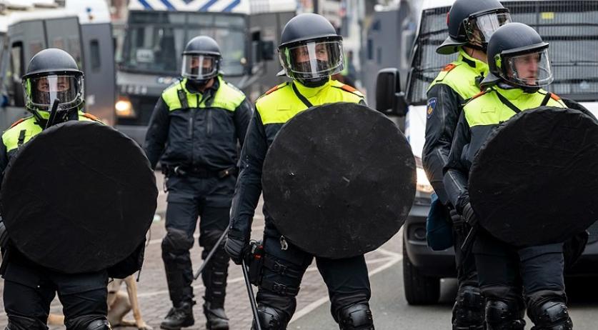 Parents and street coaches helped police ensure a quiet evening in Amsterdam