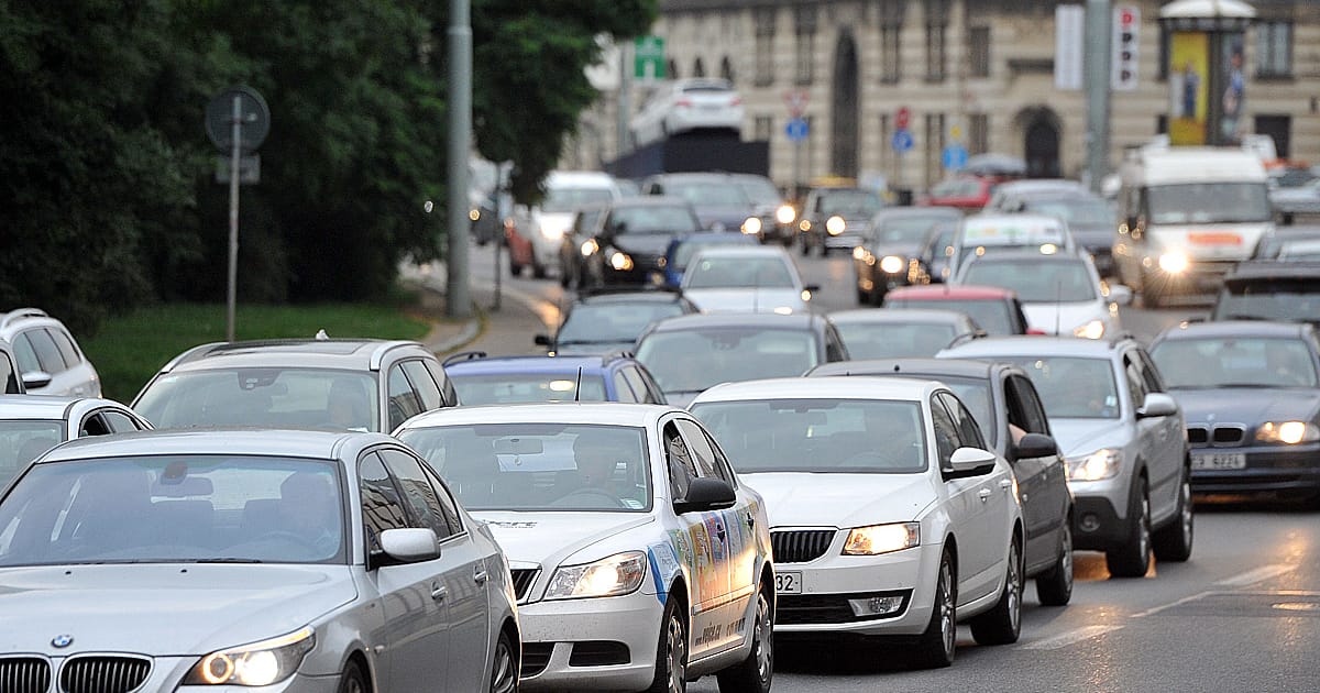 Does Prague have a car problem? Expert comments on key obstacles to building a more sustainable city 