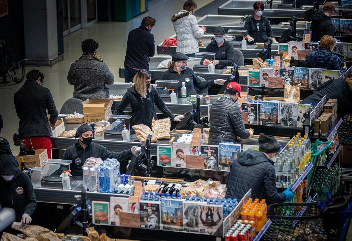 Goodbye breadlines, hello malls: How 1989 changed shopping forever for Slovaks