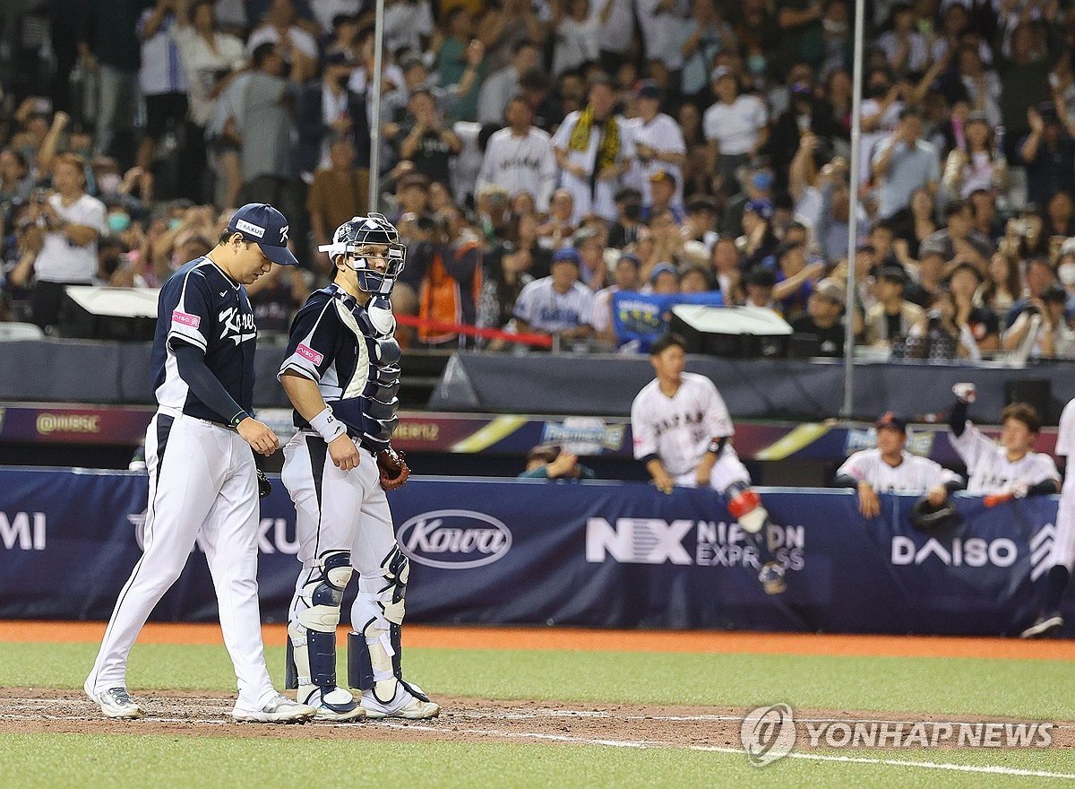 (LEAD) Once-solid bullpen collapses for S. Korea in crushing loss to Japan at Premier12