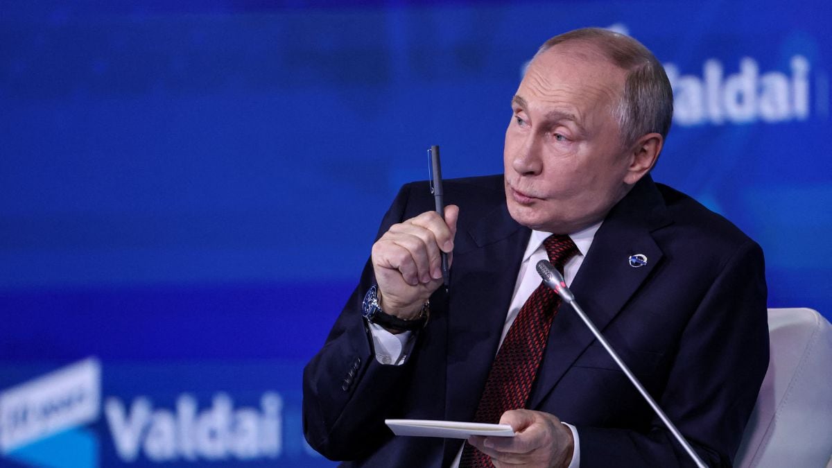 Putin suggests Greece should go back to using its national currency to tackle economic crisis