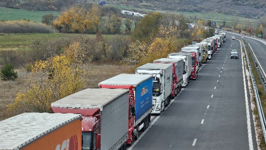 Truck traffic through the Kapitan Andreevo border crossing resumes