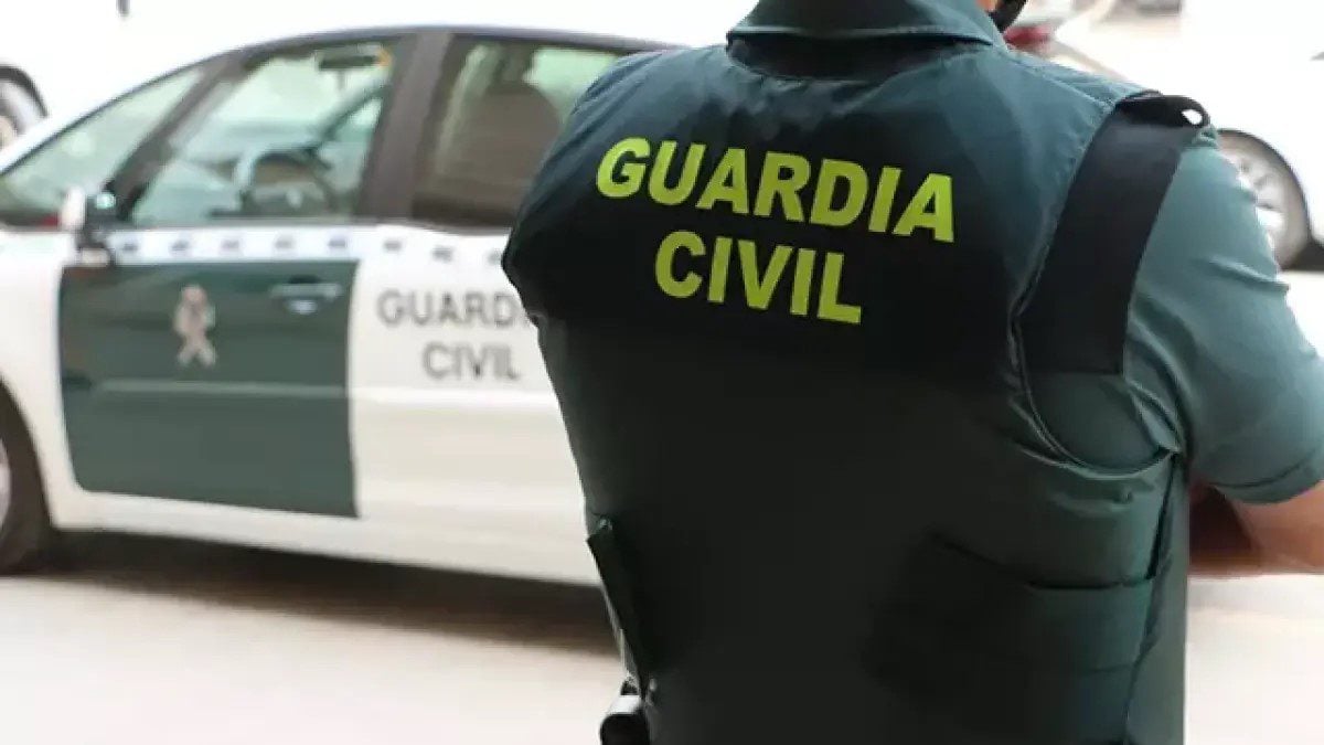 British expat is shot in the ribs and knee while arriving home with his wife in southern Spain