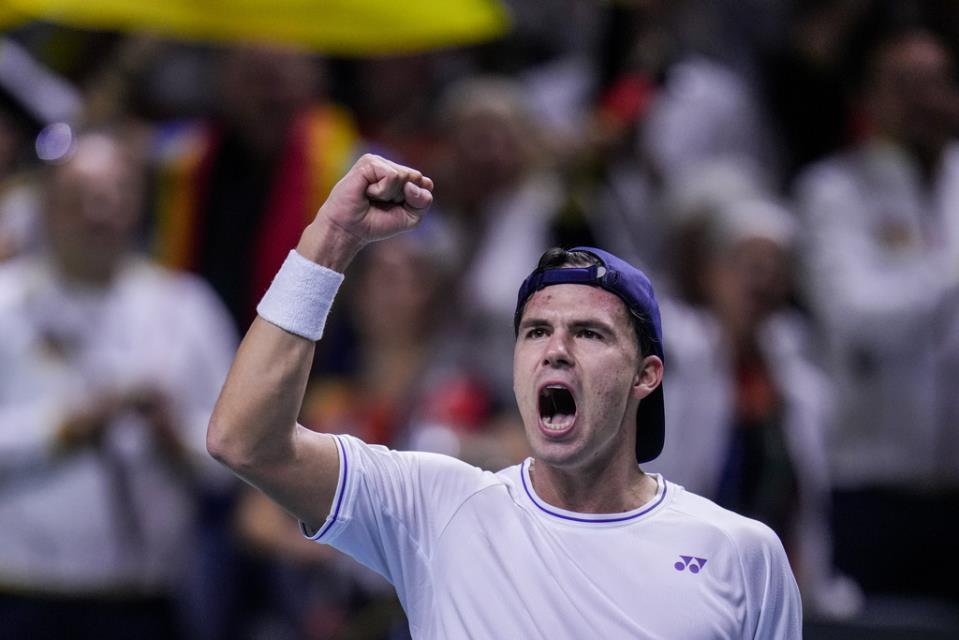 Germany wins both singles matches to top Canada and reach Davis Cup semifinals