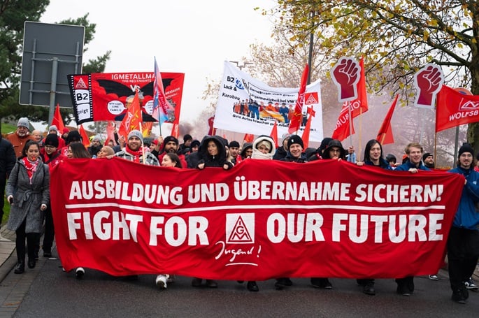 Volkswagen workers protest against cuts, threaten strike