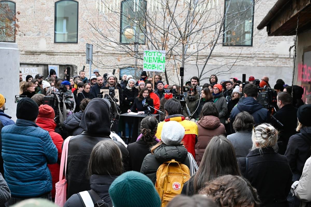 National Gallery director shuts gallery amid staff dissent, bans press conferences