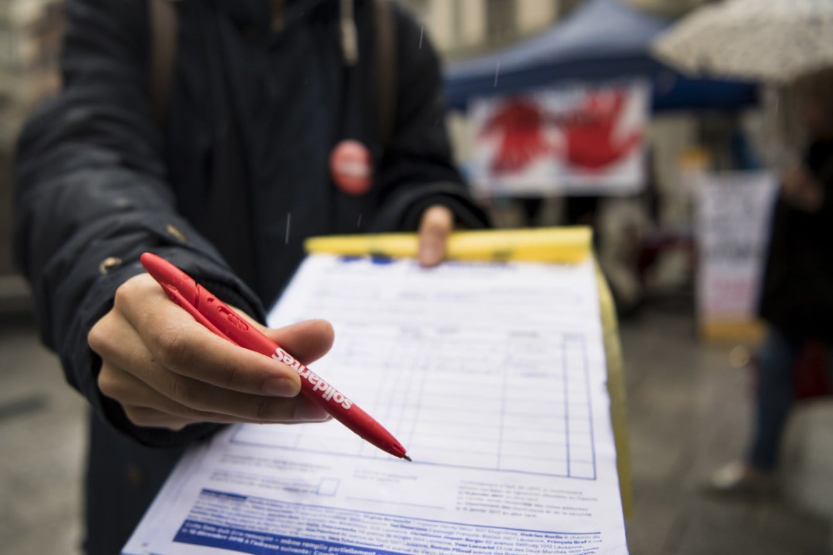 Switzerland to test electronic collection of signatures for referendums