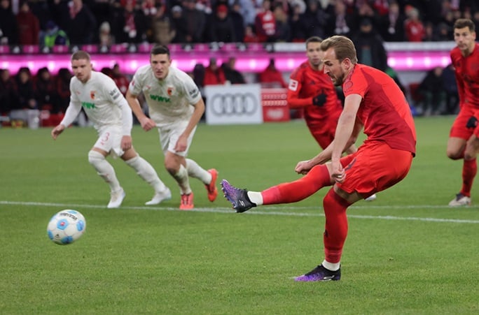 Kane treble, with two penalties, gives Bayern 3-0 win over Augsburg