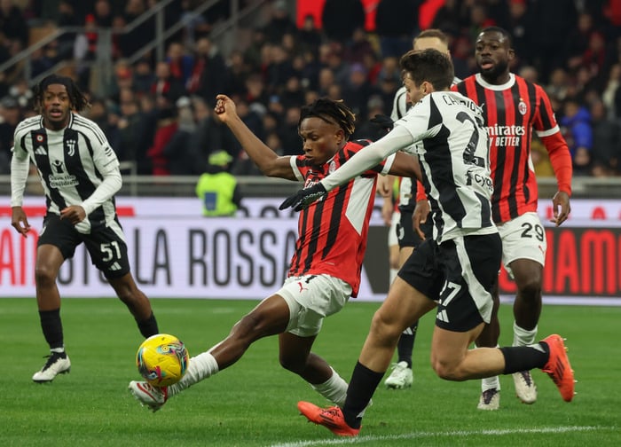 Soccer: Milan, Juve booed off after bore draw