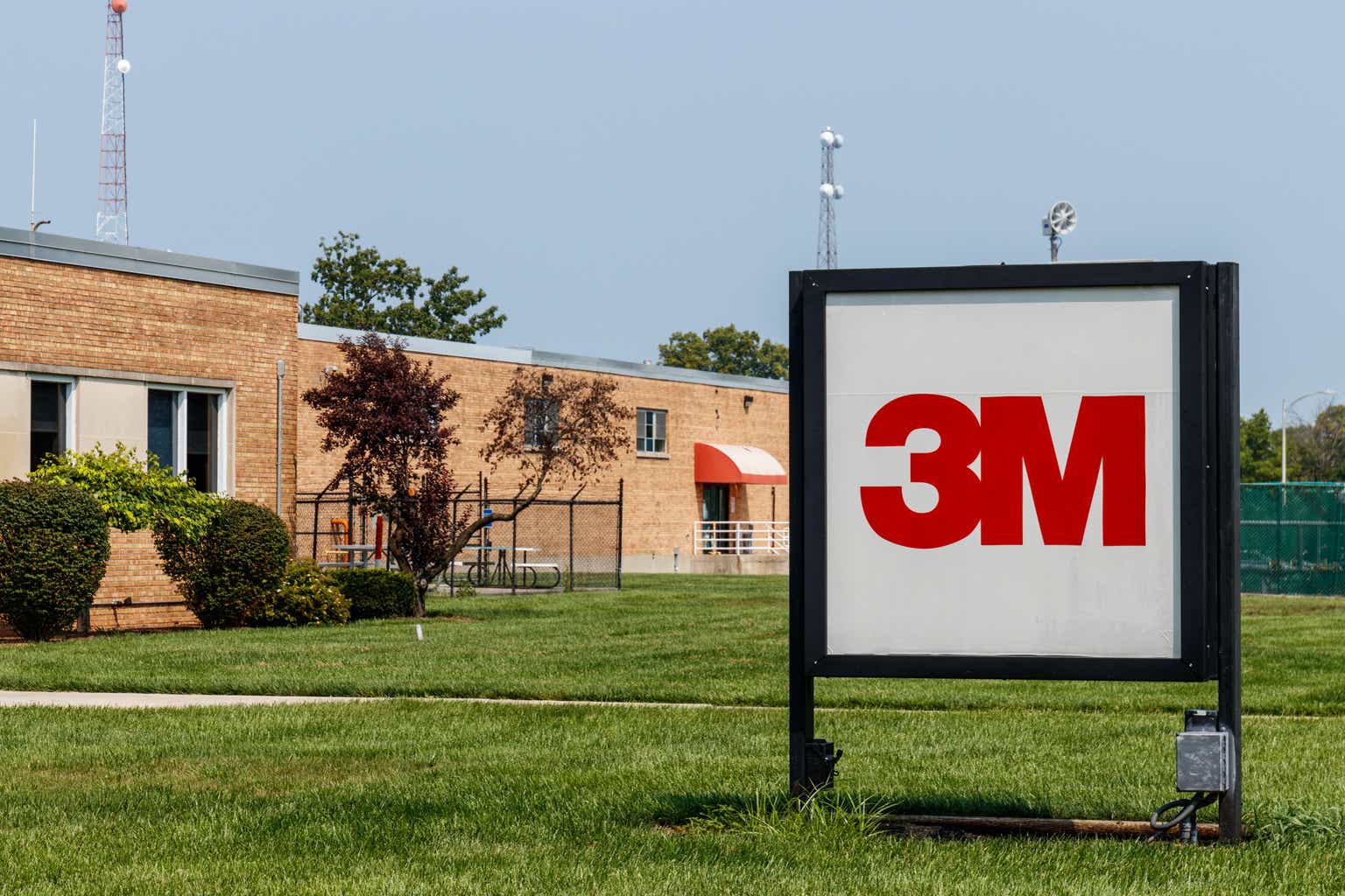 3M Seems A Bit Too Expensive Considering The Slow Growth (NYSE:MMM)