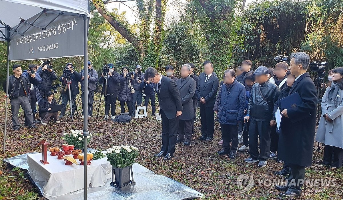 (LEAD) S. Korea holds its own memorial to honor Sado mine victims after boycotting Japan-led event