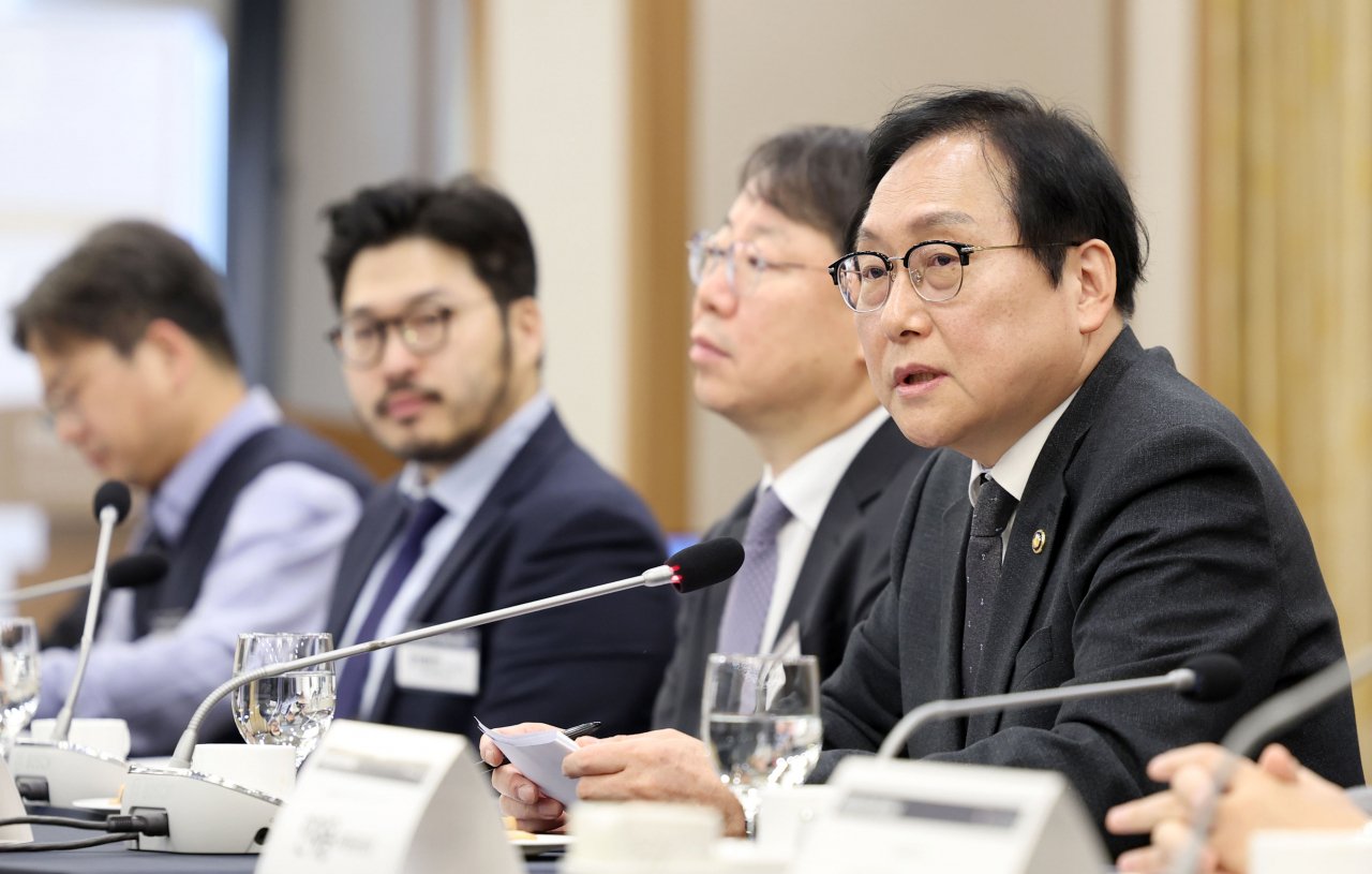 Govt. hosts roundtable with S. Korean firms in Vietnam on US trade policy