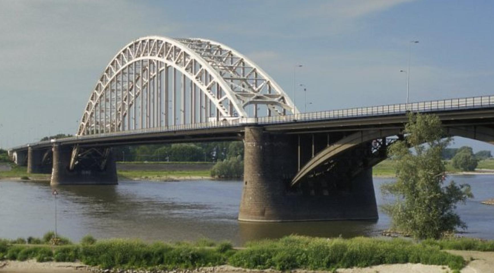 Woman stuck on bridge in Nijmegen after climbing it for a prank; Traffic chaos ensues