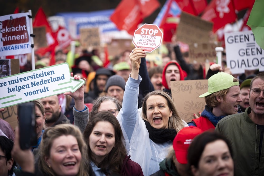 Thousands demonstrate in The Hague against education cuts