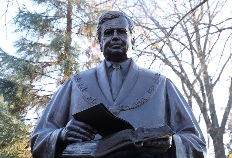 Monument to Acad. Blagovest Sendov Unveiled in Front of Sofia University's Faculty of Mathematics and Informatics