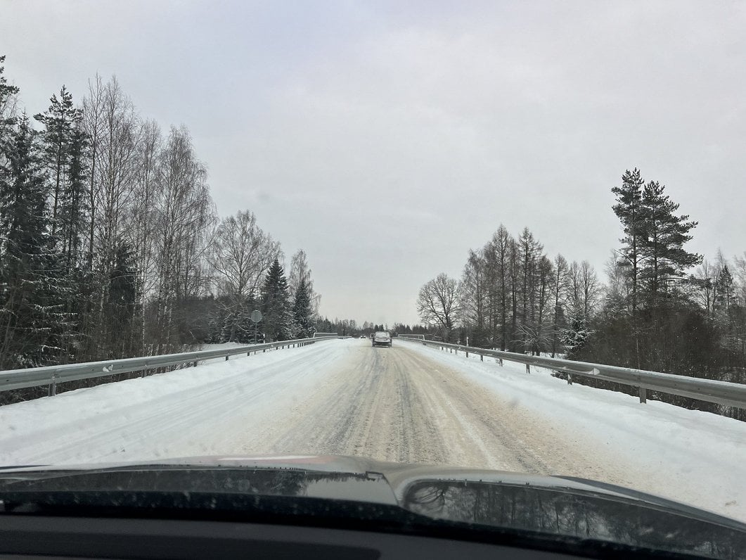 Roads very slippery in the east of Latvia Monday morning