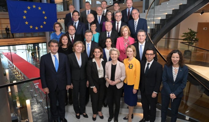  MEPs confirm new team of EU Commissioners 