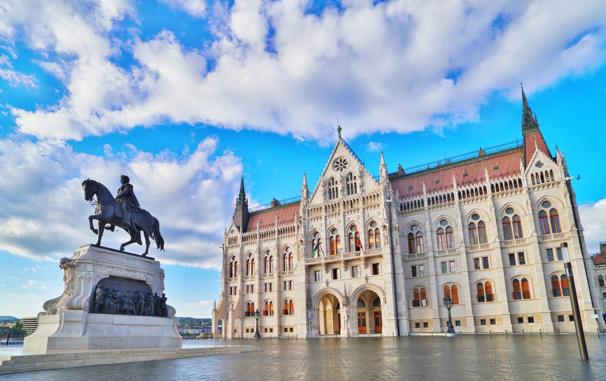 Hungarian government extends retail credit rate freeze by 6 months