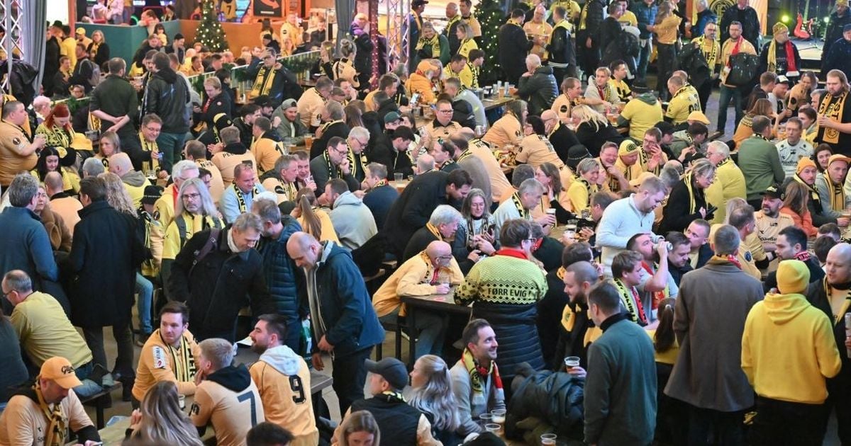 Warning over 'significant delays' in Manchester city centre as 6,000 football fans walk to Old Trafford