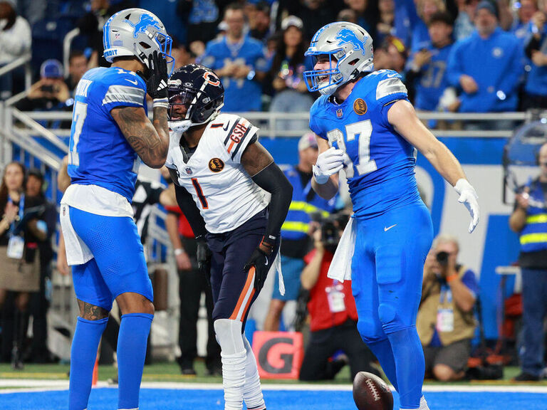 Lions hang on after Bears let clock run out in all-time blunder