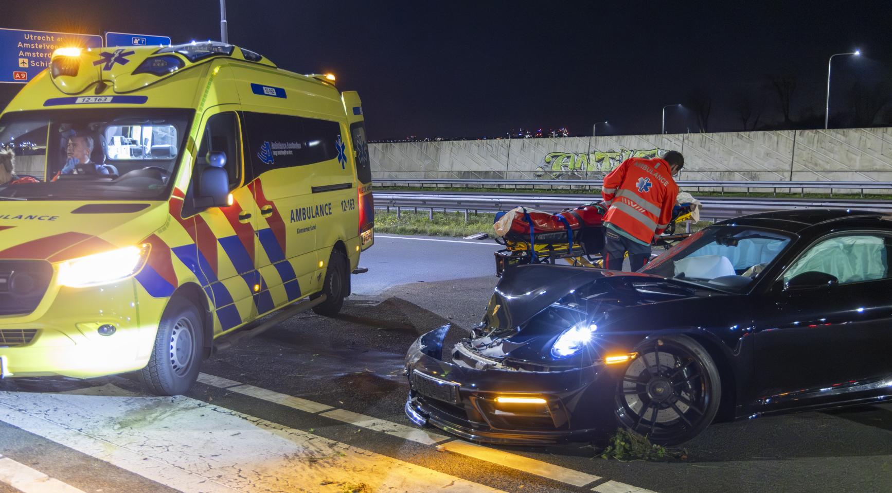 Porsche crashes into guardrail at Schiphol; Occupants injured