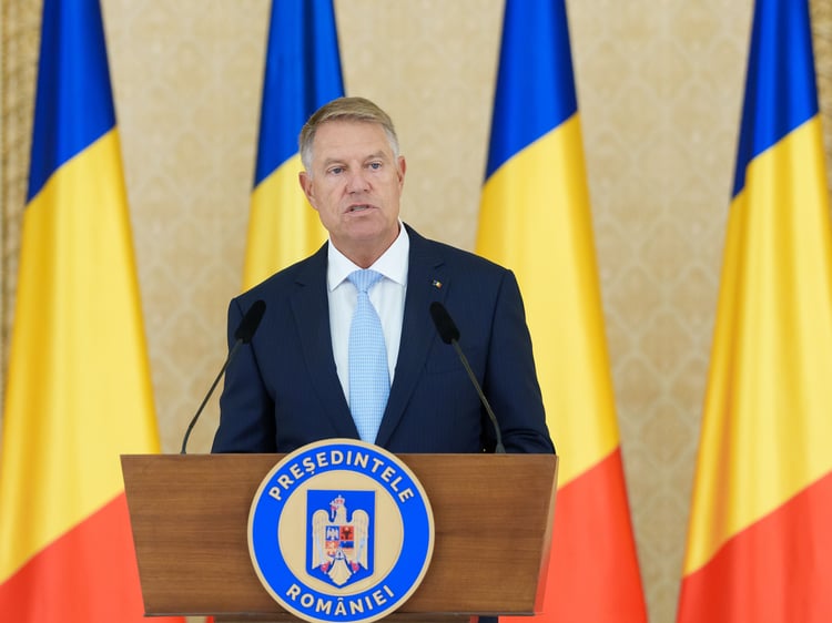 Romanian President Iohannis Confers National Awards on Bulgarian Officials for Bilateral Cooperation