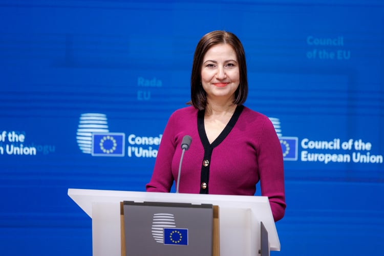 Outgoing EU Commissioner Ivanova Hopes Wisdom Prevails as Bulgaria Risks Losing Recovery Funds