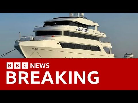 Seventeen people missing after Red Sea tourist boat sinks | BBC News