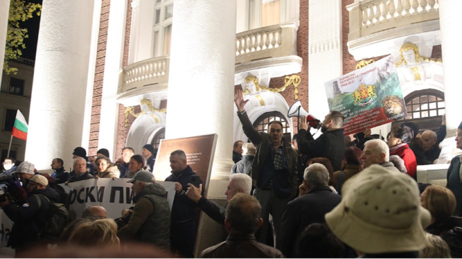 MEPs discuss the nationalist violence in front of the Ivan Vazov National Theatre in Sofia