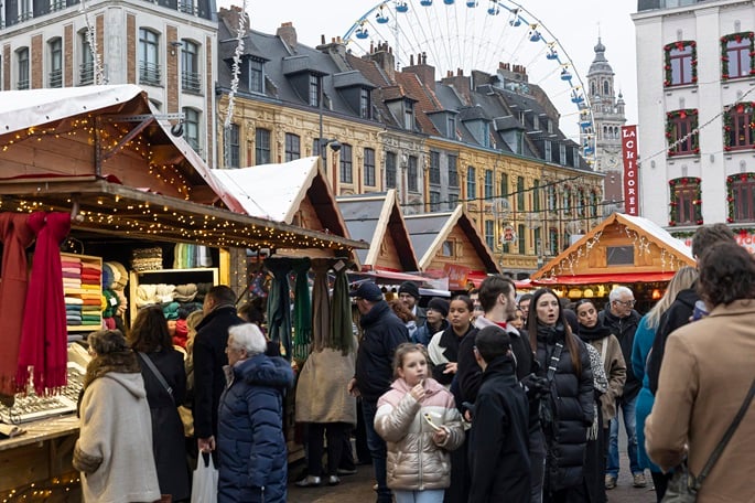 European consumers show restraint as Christmas shopping season kicks off